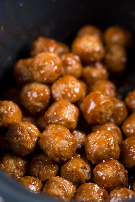 These sticky honey garlic slow cooker meatballs are the perfect way to take frozen meatballs to a whole new level! Perfect for an easy appetizer or a quick entertaining dinner! Easy Teriyaki Meatballs, Slow Cooker Bbq Meatballs, Bbq Meatballs, Entertaining Dinner, Sweet And Sour Meatballs, Appetizer Meatballs, Meatball Recipes Easy, Tasty Meatballs, Slow Cooker Meatballs