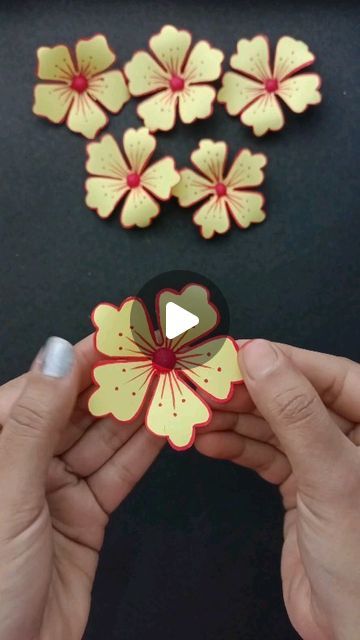 Diy Flower Making Ideas, Flowers Tutorial Paper, Handmade Paper Flower, Easy Handcraft Ideas, Bio Project Ideas, Handmade Flowers Paper Easy, How To Make Paper Flowers Easy, Paper Flower Templates Free Printable, Easy Paper Flowers Tutorial