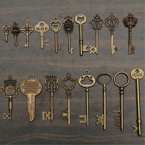 Who holds the key to your #heart?  These #vintage keys make great pendants! #accessories #love Old Key Crafts, Skeleton Key Lock, Key Crafts, Locke Key, Bahasa Jepun, Photo Deco, Old Key, Old Keys, Pendant Heart