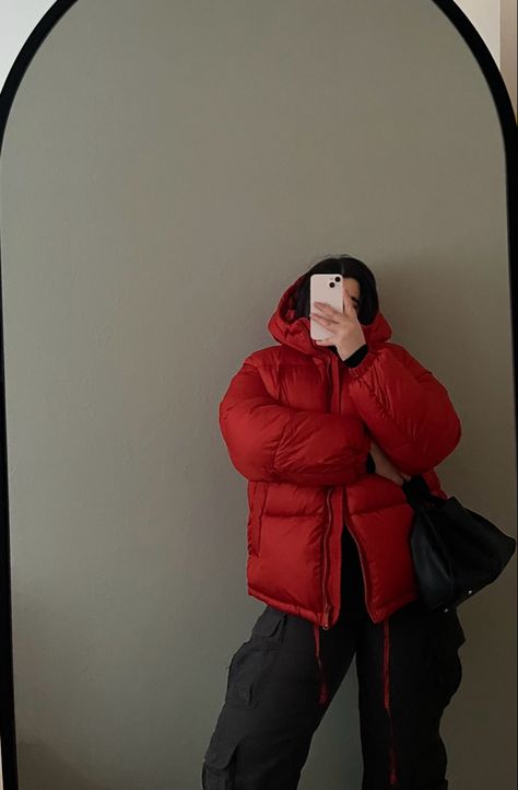 Puffa Jacket Outfit, Puffer Jacket Street Style, Red Puffer Jacket Outfit, Puffa Jacket, Puffer Jacket Outfit, Red Puffer Jacket, Red Puffer, Winter Puffer Jackets, Orange Jacket