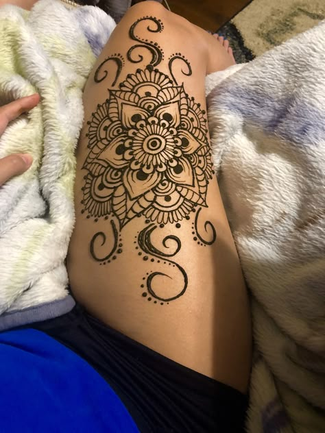 Henna on leg Henna Motive, Henna Leg Tattoo, Thigh Henna, Small Henna Tattoos, Leg Henna Designs, Ramadan Henna, Tato Paha, Cute Henna Designs, Cute Henna Tattoos