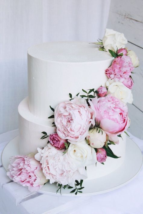 Wedding cake with amazing peonies // Wedding cake // Fresh flowers wedding cake // Lavender Bakery Peony Flower Wedding, Cake Fresh Flowers, Wedding Cake Peonies, Lavender Wedding Cake, Flower Wedding Cake, Peony Cake, Flowers Wedding Cake, Vegan Wedding Cake, Peonies Wedding