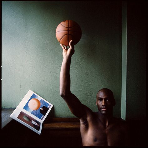 Annie Leibovitz Portraits, Anne Leibovitz, William Claxton, Annie Leibovitz Photography, Cultura Hip Hop, Black Jesus, Lee Miller, Forehead Kisses, Basketball Photography