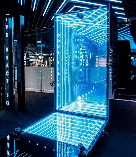 Infinity Mirrors, Interaktives Design, London Sign, Nightclub Design, Photo Zone, Infinity Mirror, Blue Lights, Sign Maker, Exhibition Booth Design