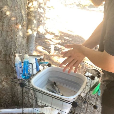 DIY camping sink. Camp Dish Washing Station, Diy Camping Sink Station, Diy Camp Sink, Camp Sink, Camping Sink, Camping Bathroom, Washing Station, Hand Washing Station, Outdoor Sinks