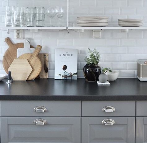 Grey cupboards with black worktop Dark Worktop Kitchen Ideas, Black Worktop Kitchen Cabinet Colors, Grey Kitchen Black Worktop, Grey Kitchen Worktop Ideas, Black Worktop Kitchen Ideas, Kitchen Grey Worktop, Black Worktop Kitchen, Kitchen Cupboard Colours, Grey Cupboards