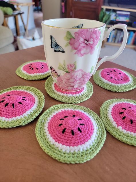 Crochet Watermelon, Home Decor Unique, Gifting Ideas, Summer Home, Summer Home Decor, Crochet Stuff, Crochet Coasters, Mug Rug, Mug Rugs