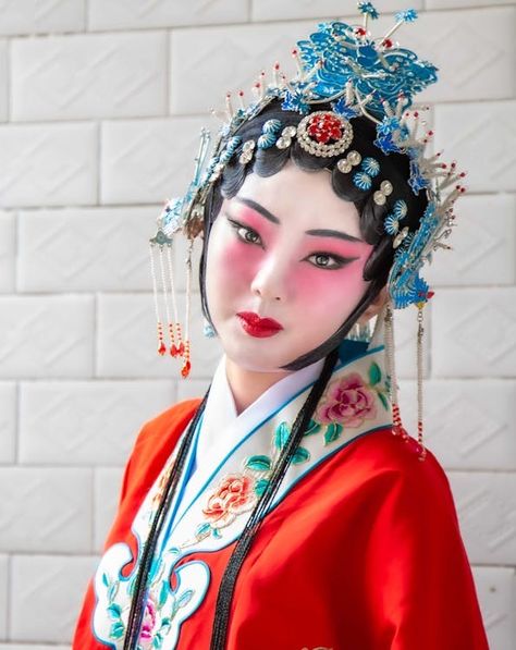 Young Woman Wearing Traditional Chinese Clothing and Makeup · Free Stock Photo Traditional Chinese Makeup Look, Chinese Opera Costume, Traditional Chinese Makeup, Chinese Traditional Makeup, Chinese Reference, Ethnic Makeup, Traditional Chinese Clothing, Chinese Makeup, Chinese Opera