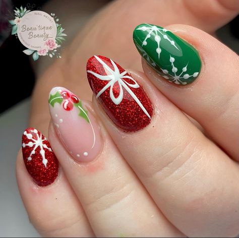 Colourful Christmas Nails, Sweater Nails Winter, Christmas Nails Snowflakes, Nails Snowflakes, Snowflakes Nails, Nail Art Noel, Xmas Nail Art, Fancy Nails Designs, Cute Christmas Nails