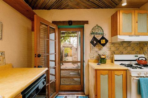 Pueblo-Style Tiny Home in Santa Fe with a Mind-Blowing Interior - Dream Big Live Tiny Co. Pueblo Style Homes Interior, Adobe House Interior, Santa Fe Bedroom, Santa Fe Interior Design, Santa Fe Interiors, Santa Fe Style Homes, Adobe Interior, Kiva Fireplace, Mobile Home Repair