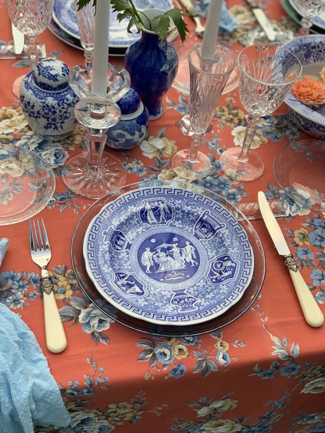 Spode Blue room collection #bluewhite #tablesetting #tablescape #blueroom #blueroomspode #tavola #tablesettingideas French Provincial Table Setting, Spode Blue Italian Table Setting, Blue Willow Tablescapes, Chinoiserie Tablescape, Blue And White Tablescapes, Colorful Tablescapes, Eclectic Table, Entertaining Table Settings, Blue Patio