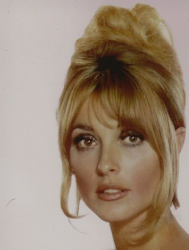 Sharon Tate 60s Makeup, 60s Hair, Jean Shrimpton, Sharon Tate, Vintage Hairstyles, Vintage Beauty, Hair Goals, Hair Looks, Cortes De Cabello Corto