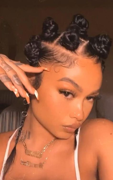 Ban To Knots Black Hair, Bantu Knots Parting, How To Do Bantu Knots, Bantu Knots Locs Hairstyles, Bantu Knots With Locs, 4 Buns Hairstyle, Bantu Knots Hairstyles Natural Hair, Curly Bantu Knots, Bantu Knots With Curls