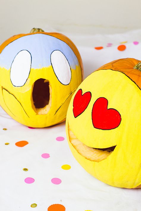 DIY Emoji Pumpkins Halloween Decor Fun Painting Tutorial-5 Emoji Pumpkin Carving, Doodle Pumpkin, Emoji Pumpkin, Pumpkins Decorating, Diy Pumpkin Carving, Halloween Carving, Biscuits Halloween, Pumpkin Tutorial, Cake Halloween