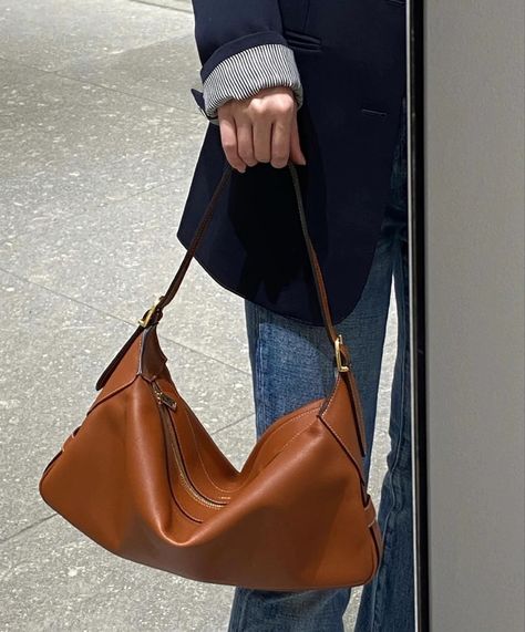 Hobo Bag Outfit, Triumphal Arch, Celine Bag, Designer Bags, Autumn And Winter, Hobo Bag, Luxury Handbags, Handbag Accessories, Cloth Bags