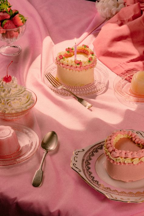 Cake Still Life, Cake Business Photoshoot, Cakes Photoshoot, Photoshoot Ideas Cake, Vintage Pink Birthday, Vintage Cakes Wedding, Aesthetic Cake Photoshoot, Valentine Cake Aesthetic, Birthday Vintage