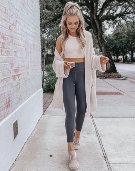 25 Athleisure Looks You'll Want To Live In All Winter Long - Society19 Comfortable Yoga Clothes, Dark Green Gym Outfit, Cute Yoga Outfit, City Girl Style, Moda Instagram, Estilo Fitness, Lululemon Outfits, Activewear For Women, Athleisure Trend