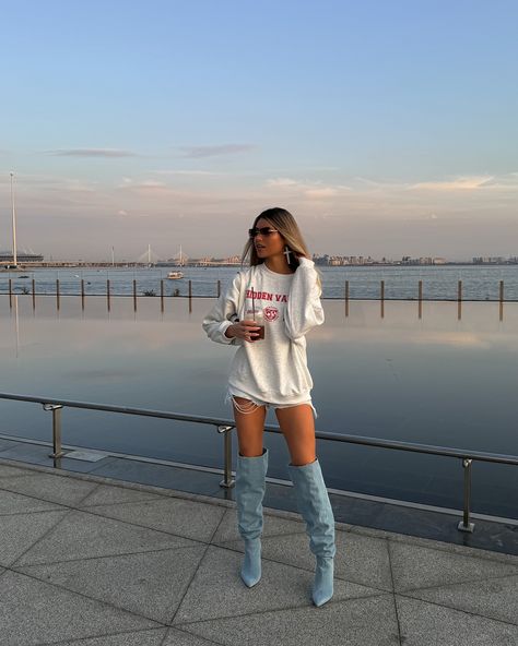 denim shoes outfit 🏙️🪄 Denim Boots Outfit Black Women, Boots Outfit Black Women, Denim Shoes Outfit, Denim Boots Outfit, Heels Boots Outfit, Outfit Botas, Outfit Black Women, Black Boots Outfit, Denim Shorts Outfit