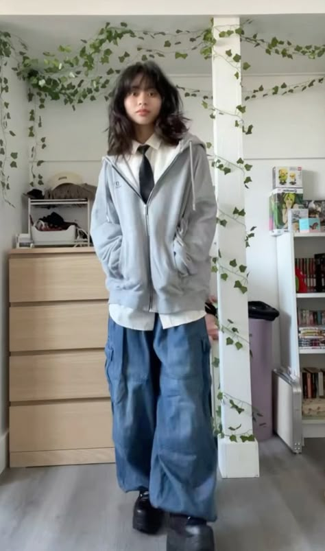 W2e Outfits, Wave To Earth Concert Outfit, Futch Outfits, Casual Emo Outfits, Futch Fashion, Outfit Tomboy, Pakaian Hipster, Tomboy Outfit Ideas, Sweater Ootd