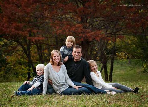 Family of 5 pose Picture Poses Family For 5, Family Of 5 Sitting Poses, Family Photo Poses 3 People, Family Of 5 Photoshoot Older Kids, Family Of 5 Poses With Older Kids, Family Of 5 Picture Ideas Older Kids, Family Sitting Poses, Family Of 5 Picture Ideas, Beautiful Pose