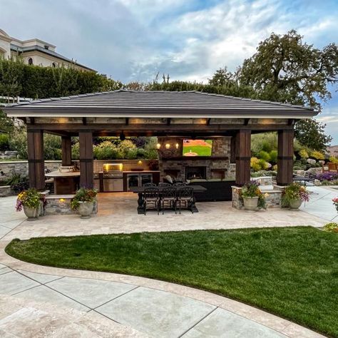 Covered Outdoor Kitchens, Outdoor Kitchen Design Modern, Backyard Covered Patios, Living Pool, Outdoor Covered Patio, Kitchen Design Layout, Backyard Fireplace, Backyard Gazebo, Backyard Pavilion