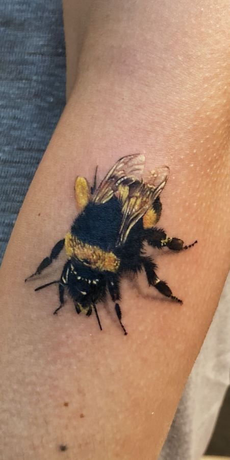 Bumble Bee Tattoo Realistic, 3d Bumble Bee Tattoo, Realistic Bumblebee Tattoo, Realistic Insect Tattoo, 3d Bee Tattoo, Bee Tattoo Realistic, Realistic Bee Tattoo, Bee Tattoo Meaning, Bumblebee Tattoo