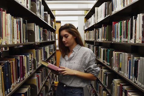 Library Portrait, Girl In Library, Students Photography, Library Shoot, Library Photography, Library Photo Shoot, Library Girl, Teen Library, Librarian Style