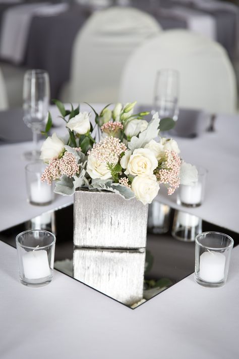 Flowers And Mirror Centerpiece, Mirrored Vase Centerpiece, White And Silver Floral Centerpieces, Square Mirror Centerpiece Wedding, Silver Centerpiece Wedding, Mirror Centerpiece Wedding, Mirror Centerpiece Ideas, Coquette Quinceañera, Mirror Wedding Centerpieces