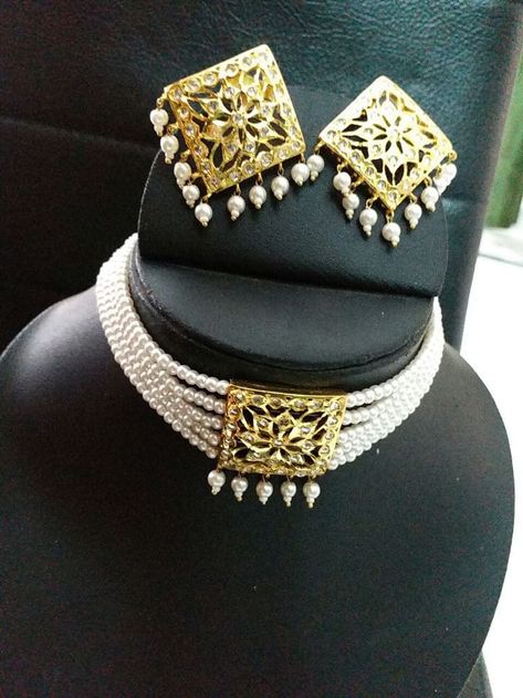 Kitty Set Gold Jewellery Design, Kitty Set Gold, Neck Pieces Jewelry, Gold Bridal Necklace, Indian Jewelry Earrings, Gold Jewelry Outfits, Choker Necklace Designs, Perhiasan India, Gold Jewelry Simple Necklace