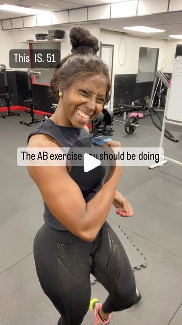 Juliet Peterkin on Instagram: "Worried about your midsection? This plank workout is here to HELP‼️  The dumbbell drag works your core, obliques, upper back, lats and your glutes. You can’t get much better than that‼️  Try 5 on each side, and let me know how you did💪🏾  #ab #core #gym #happy #motivation #inspiration #cute #improveworkout #work #fitness #fitover50 #fyp #focus #backfat #abs #fitmom #journey  #strengthtraining #hiit #explore #explorepage #loveyou #trend #workout #weightlossjourney #fitover50club #menopause #absbyjuju #julietpeterkin" Lower Ab Workout With Weights, Abb Workouts For Women Beginners, Vshred Workouts For Women, Big Belly Workout, At Home Ab Workouts For Women, Upper Belly Fat Workout, Flat Belly Workout Fast, Weighted Ab Workout, Ab Workouts At The Gym