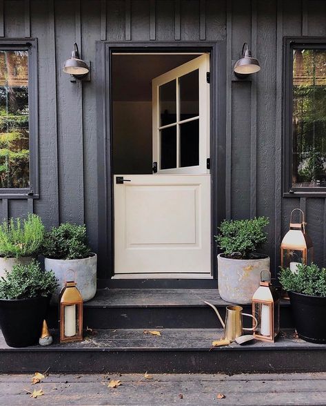 Vivir Design on Instagram: “Dutch Door Dreams.  Courtesy of @housesevendesign’s gorgeous home. . . . . . 💡Follow 👉 @vivirdesign for more beautiful spaces. . . Share…” Plan Chalet, Dark House, Front Steps, Casa Exterior, Dutch Door, Indoor Outdoor Living, Dream Home Design, Exterior Paint, Patio Decor