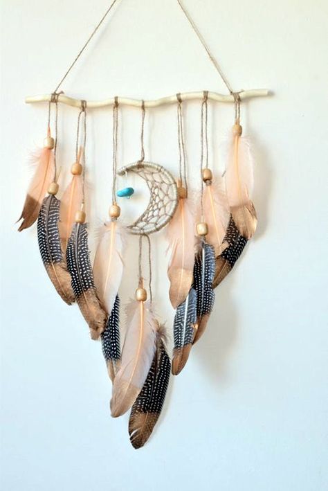 40 DIY Stone Craft Ideas For Many Use - Bored Art Atrapasueños Diy, Hippie Crafts, Interior Boho, Dream Catcher Diy, Feather Crafts, Feather Art, Coron, Stone Crafts, Boho Diy