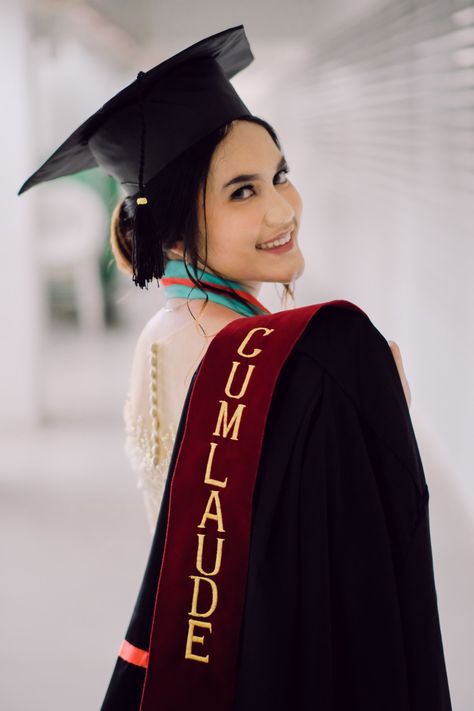 Photo Graduation Ideas, Graduate Pose Ideas, Graduation Photo Studio Ideas, Pose Wisuda Studio, Photoshoot Graduation Ideas, Pose Wisuda Outdoor, Graduation Photography Studio, Graduation Photo Studio, Graduation Poses Ideas