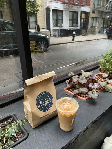 New York Brunch Aesthetic, New York Breakfast Aesthetic, Nyc Lower East Side, New York Bagels Aesthetic, Nyc Bagel Aesthetic, New York Cafes, Bagel Shop Aesthetic, Nyc Cafes, Breakfast In Nyc