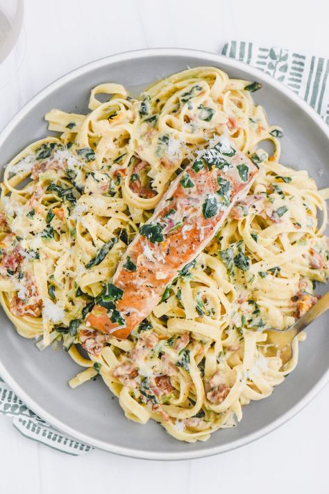 Salmon Spinach Fettucini Alfredo, Salmon Fettucini Recipe, Salmon Fettuccine Alfredo, Salmon Fettucini Alfredo, Fettucini Pasta Recipe, Tuscan Salmon Pasta, Salmon Alfredo Pasta, Salmon Fettuccine, Salmon Alfredo