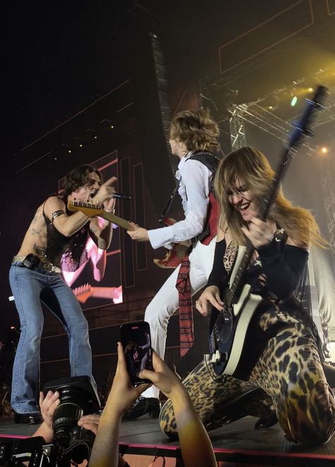 Maneskin concert lithuania insane Maneskin Concert Aesthetic, Maneskin Concert, My Calvins, Kool Kids, Vilnius Lithuania, Concert Aesthetic, Dream Concert, Show Photos, Lady And Gentlemen