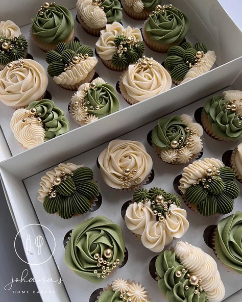 Graduation Instagram, Rosette Cupcakes, Green Cupcakes, Forest Theme Wedding, Cupcake Cake Designs, Gourmet Cupcakes, Dream Wedding Decorations, Cupcake Designs, בר מצווה