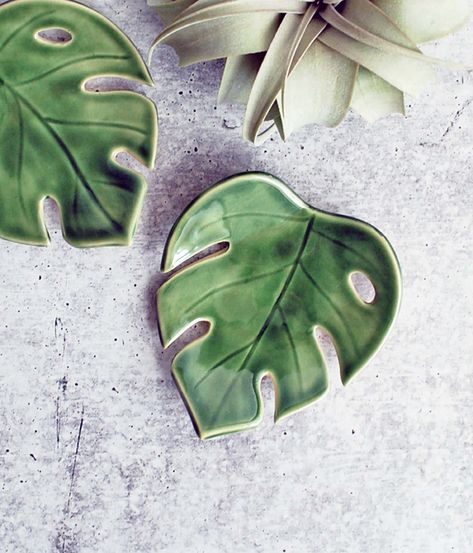 Mini Monstera Leaf, Ceramic Bowl, Ring Dish Monstera Clay Bowl, Leaf Ceramic Plate, Boho Ceramics Ideas, Monstera Ceramic, Small Pottery Ideas, Cute Jewelry Holder, Crochet Mesh Top, Mini Monstera, Ceramic Jewelry Dish