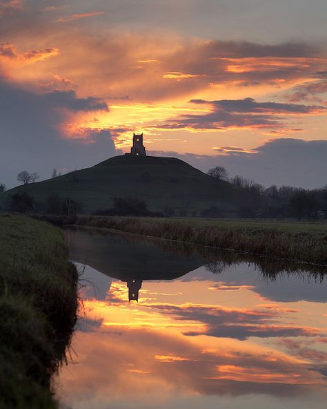 Glastonbury England, Somerset Levels, Glastonbury Tor, Temple Ruins, English History, English Countryside, British Isles, Beautiful Sunset, Great View