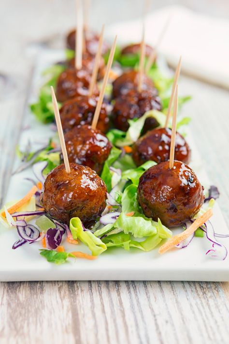 The ultimate guide to meatballs, meatballs on a tray Basic Meatball Recipe, Meatball Dishes, Glazed Meatballs, Best Meatballs, Appetizer Meatballs, Tasty Meatballs, Crock Pot Meatballs, How To Cook Meatballs, Italian Spices