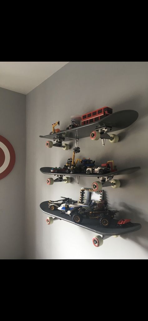 Skateboard Aesthetic Room Ideas, Skateboard Wall Shelves, Skate Board Shelf, Skateboard Display Wall, Venom Bedroom Ideas, Skateboard Decor Ideas, Skateboard On Wall, Skateboard Room Decor, Skater Bedroom