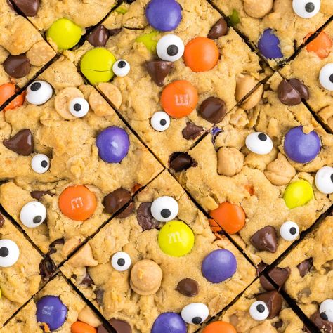 Halloween Monster Cookie Bars Cookie Monster Bars, Halloween Blondie Bars, Halloween Cookie Bars Recipes, Halloween M&m Cookies, Halloween Cookie Bars, Monster Sugar Cookies, Halloween Blondies, Monster Brownies, Monster Bars