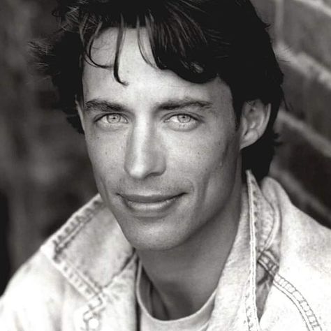 💥fanpage of tom cavanagh⚡ on Instagram: “Oye pero que joven 😍 hey but how young 😍😍 I'm dead 🤯😱😵 ________________________ #tomcavanagh #cavanaghtom #beautiful #beauty…” Tom Cavanagh, Eobard Thawne, Beauty Fair, Reverse Flash, Minecraft Drawings, Mighty Morphin Power Rangers, The Flash, Celebrity Crush, Pretty People