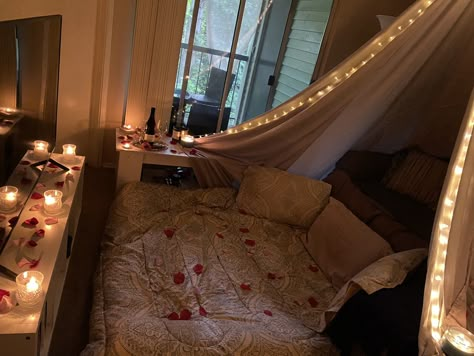 Living Room Fort For Adults Romantic, Living Room Fort Date Night, Mattress In Living Room Date Night, Bedroom Fort Romantic, Fort Date Night Ideas, Date Night Fort Romantic, Romantic Movie Night At Home Set Up, Living Room Movie Night Ideas Romantic, Living Room Fort Movie Nights