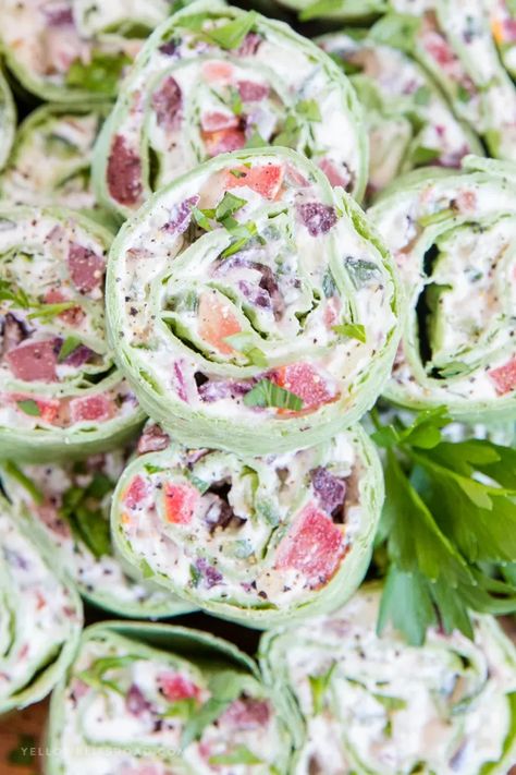 Creamy Greek Salad, Chicken Pinwheels, Pinwheel Sandwiches, Pin Wheels, Pinwheel Appetizers, Tortilla Rolls, Roll Ups Tortilla, Pinwheel Recipes, Snacks Für Party