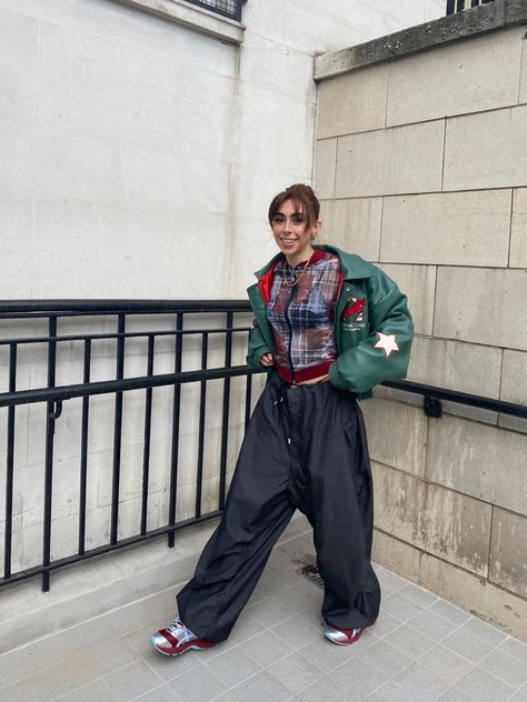 Nylon Pants Outfit, Frugal Aesthetic, Dad Shoe, Mixing Patterns, Pregnancy Looks, Nylon Pants, Winter Fits, Baggy Pants, Mode Streetwear