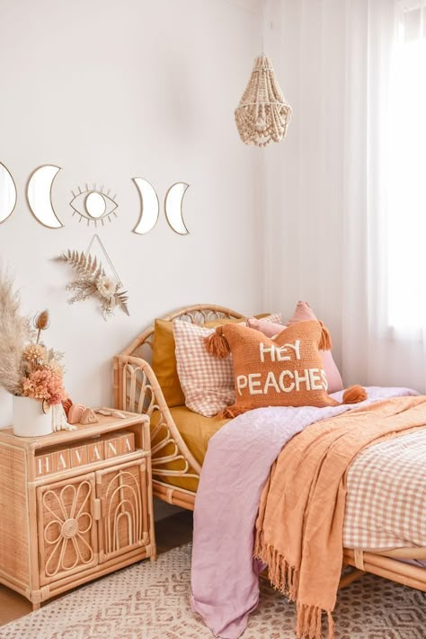 Boho Girls Bedroom, Boho Teen Bedroom, Girls Boho Bedroom, Bohemian Bedrooms, Lash Room, Bedroom Decor Cozy, Pink Bedrooms, Bohemian Bedroom Decor, Boho Bedroom Decor