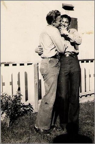 Homo History: More Vintage Gay Couples Gay History, Lgbt History, Vintage Couples, 남자 몸, Men Kissing, Gay Romance, The Embrace, Foto Vintage, Two Men