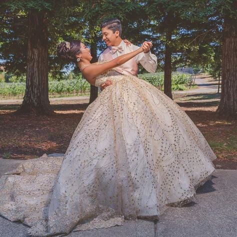 Quinceanera Photoshoot With Court, Quince Portraits, Quinceañera Pictures, Quinceanera Dresses Yellow, Elegant Quince Dresses, Quinceanera Dresses Lavender, Quince Poses, Quince Picture Ideas, Rose Gold Quinceanera Dresses