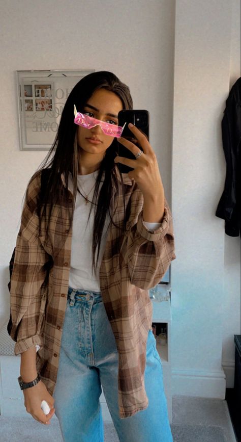 Brown Flannel Outfit, Brown Flannel Shirt, Checked Shirt Outfit, Flannel Shirt Outfit, Brown Flannel, Blue Mom Jeans, Flannel Outfits, Check Shirt, Outfits Aesthetic